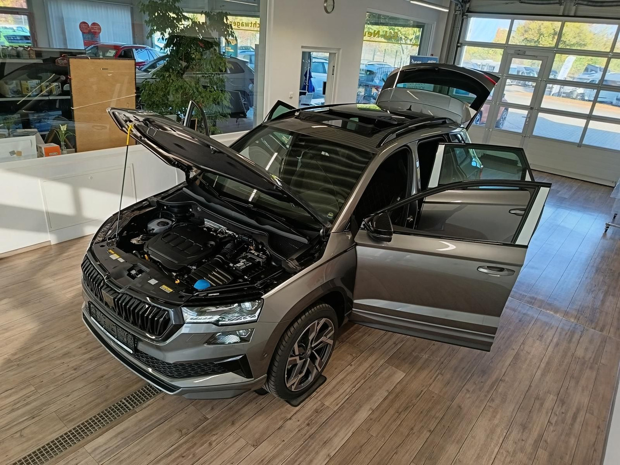 Skoda Karoq Sportline 2,0 TDI DSG 4x4*AHK*PSD*STD.HZG* - SUV: תמונה 2 Skoda Karoq Sportline 2,0 TDI DSG 4x4*AHK*PSD*STD.HZG* - SUV: תמונה 2