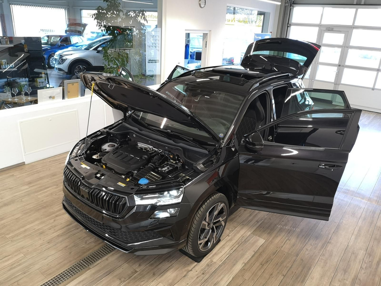 Skoda Karoq Sportline 2,0TDI DSG 4x4*PSD*AHK*360°*NAVI - SUV: תמונה 2 Skoda Karoq Sportline 2,0TDI DSG 4x4*PSD*AHK*360°*NAVI - SUV: תמונה 2