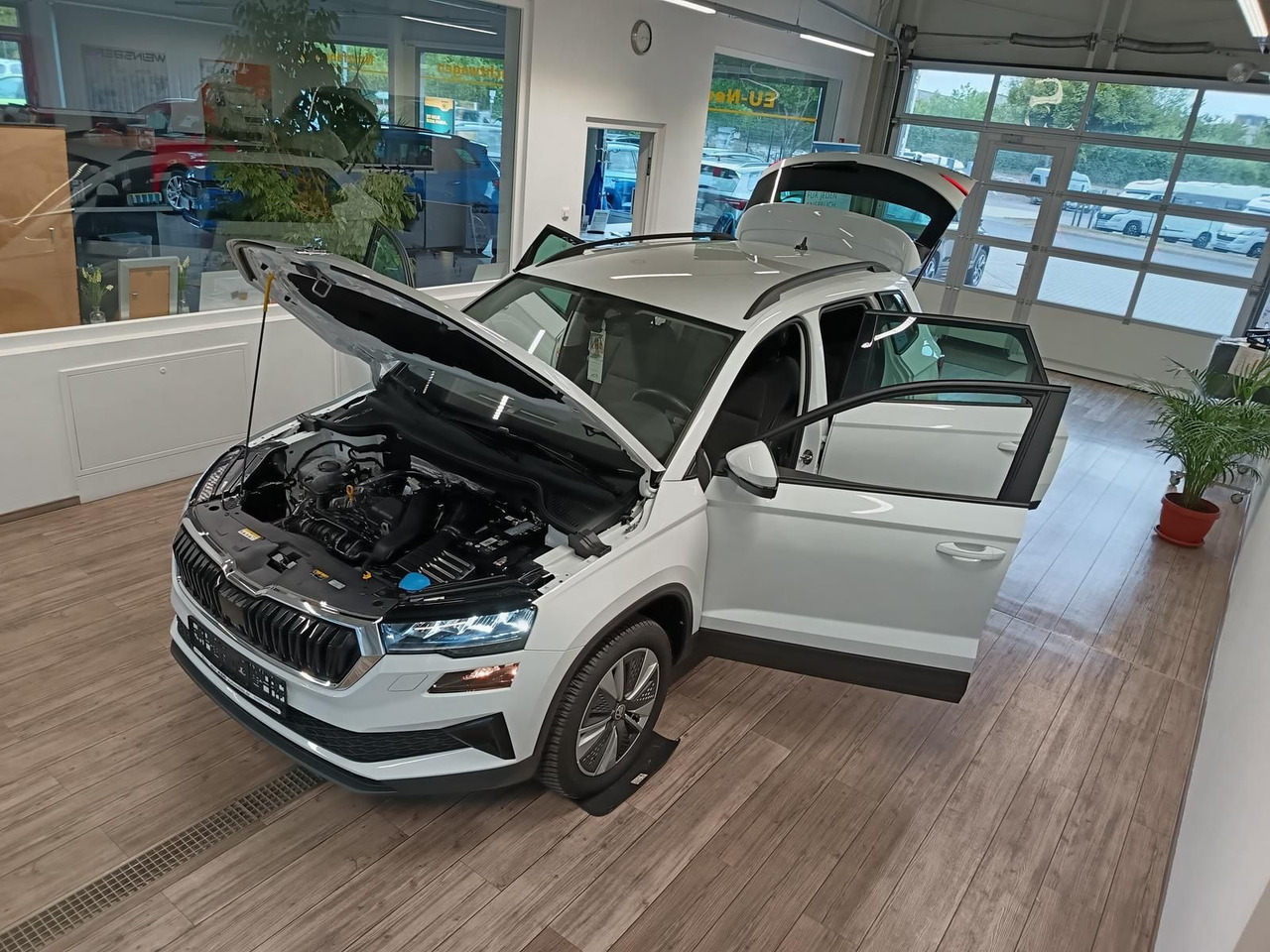 Skoda Karoq Style 1,5TSI DSG*AHK-VORBER*NAVI*LED*R-KAM - SUV: תמונה 2 Skoda Karoq Style 1,5TSI DSG*AHK-VORBER*NAVI*LED*R-KAM - SUV: תמונה 2