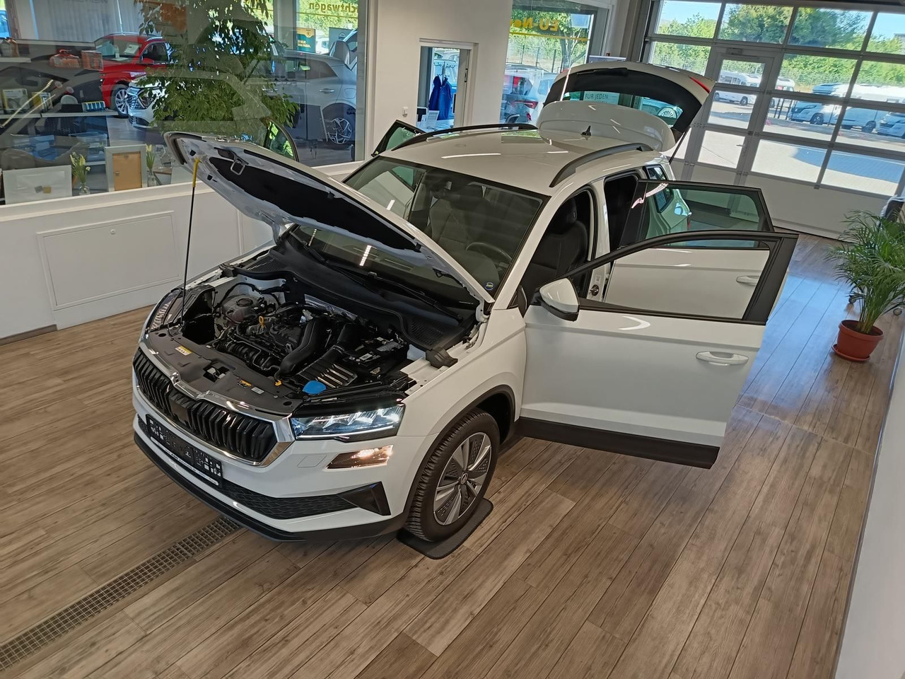 Skoda Karoq Style 1,5TSI DSG*AHK-VORBER*NAVI*LED*R-KAM - SUV: תמונה 2 Skoda Karoq Style 1,5TSI DSG*AHK-VORBER*NAVI*LED*R-KAM - SUV: תמונה 2