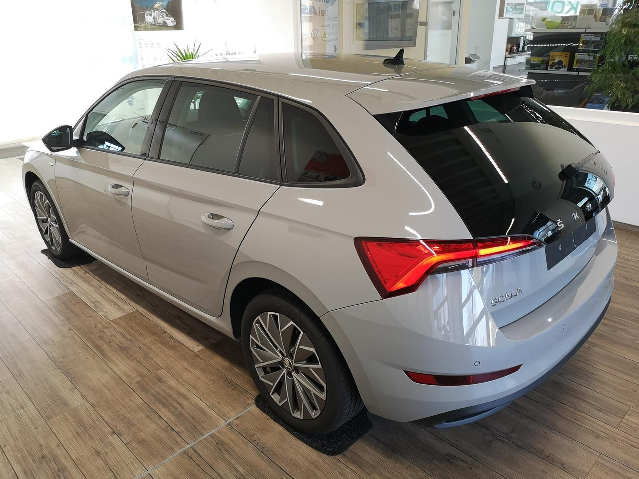 Skoda Scala Ambition 1,0 TSI 81 kW*NAVI*LED*R-KAM*PDC* - סדאן: תמונה 4 Skoda Scala Ambition 1,0 TSI 81 kW*NAVI*LED*R-KAM*PDC* - סדאן: תמונה 4