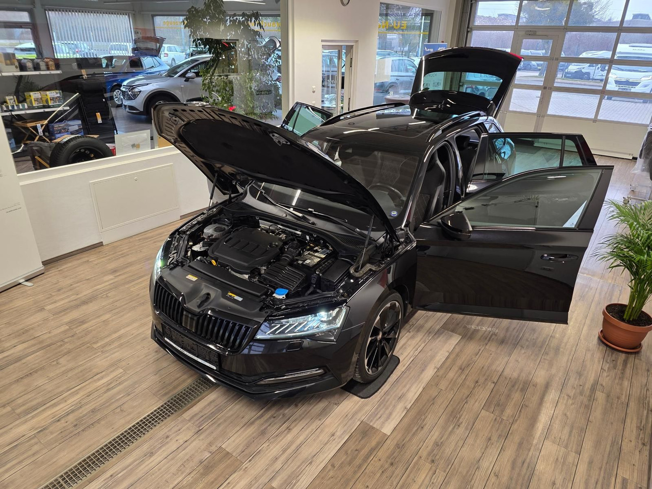 Skoda Superb Combi Sportline 2,0 TDI 4x4*PSD*360°*AHK* - מכונית: תמונה 2 Skoda Superb Combi Sportline 2,0 TDI 4x4*PSD*360°*AHK* - מכונית: תמונה 2