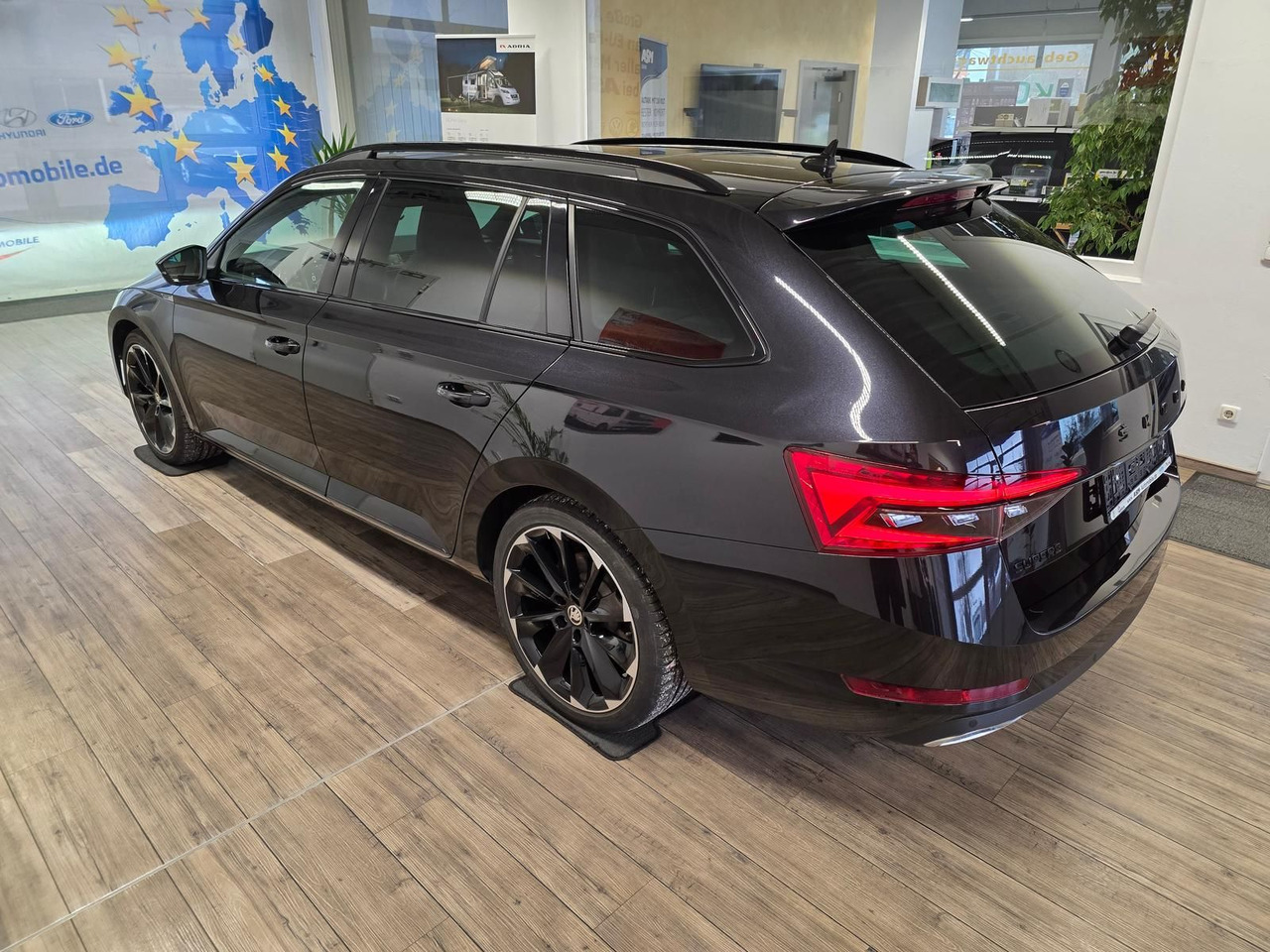 Skoda Superb Combi Sportline 2,0 TDI 4x4*PSD*360°*AHK* - מכונית: תמונה 4 Skoda Superb Combi Sportline 2,0 TDI 4x4*PSD*360°*AHK* - מכונית: תמונה 4