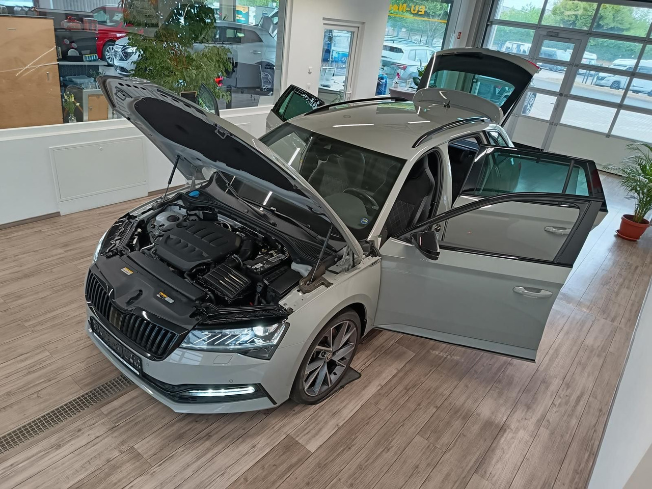 Skoda Superb Combi Sportline 2.0TSI DSG4x4*AHK*DCC*ACC - מכונית: תמונה 2 Skoda Superb Combi Sportline 2.0TSI DSG4x4*AHK*DCC*ACC - מכונית: תמונה 2