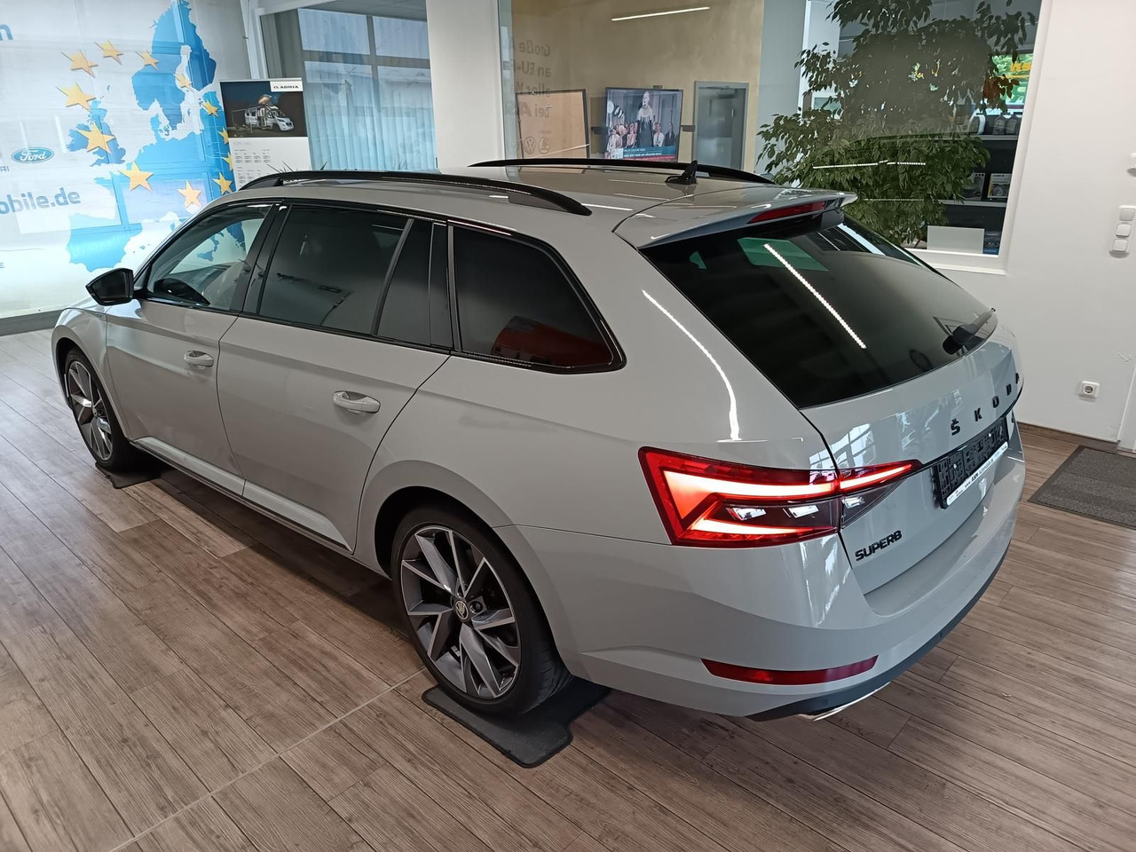 Skoda Superb Combi Sportline 2.0TSI DSG4x4*AHK*DCC*ACC - מכונית: תמונה 4 Skoda Superb Combi Sportline 2.0TSI DSG4x4*AHK*DCC*ACC - מכונית: תמונה 4