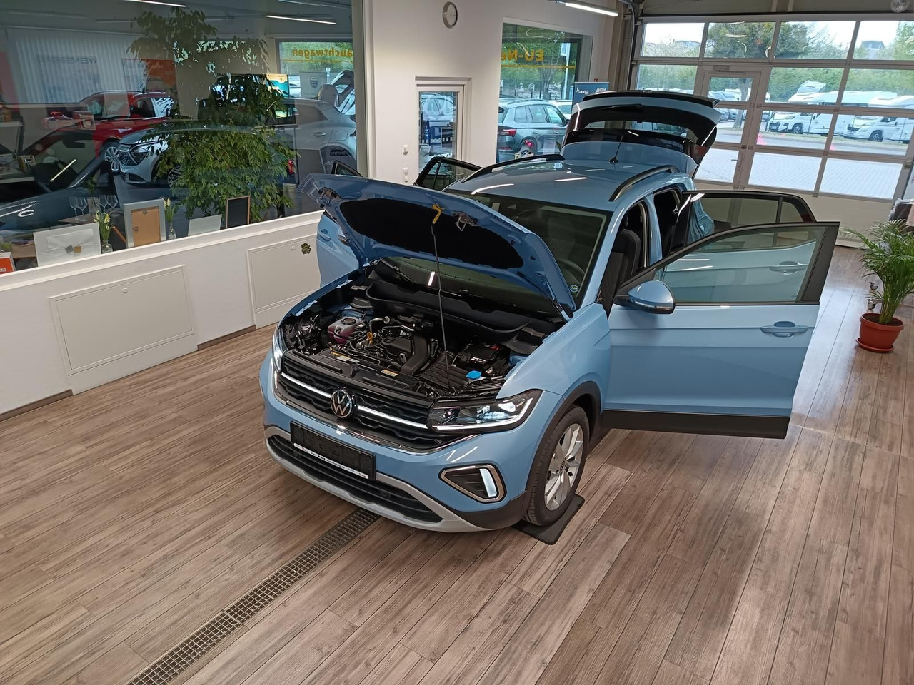 Volkswagen T-Cross Life 1.5 TSI DSG*AHK*MATRIX LED*ACC*SHZ* - SUV: תמונה 2 Volkswagen T-Cross Life 1.5 TSI DSG*AHK*MATRIX LED*ACC*SHZ* - SUV: תמונה 2