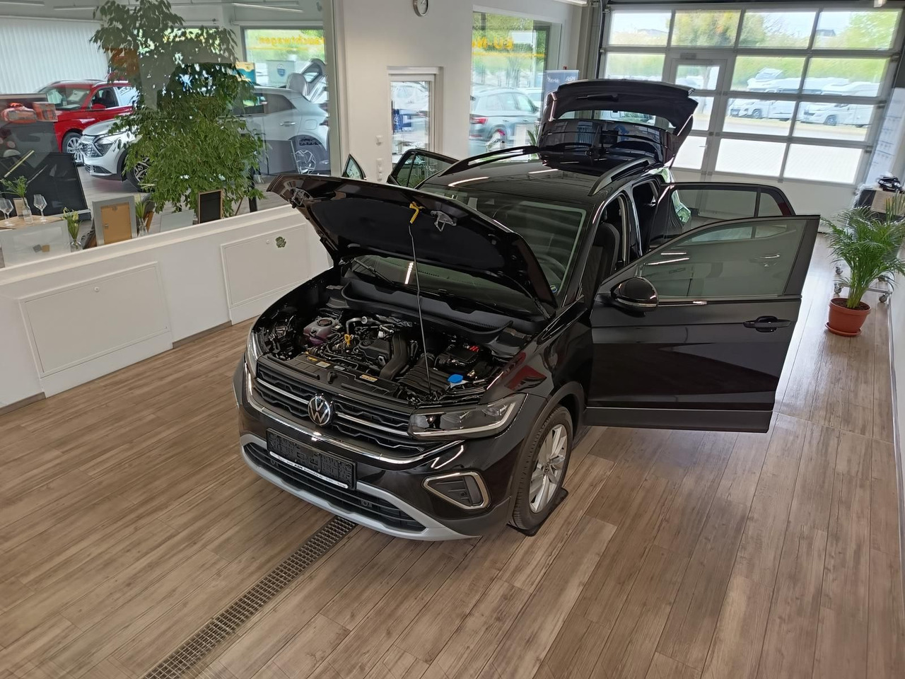 Volkswagen T-Cross Life 1.5 TSI DSG*AHK*MATRIX LED*ACC*SHZ* - SUV: תמונה 2 Volkswagen T-Cross Life 1.5 TSI DSG*AHK*MATRIX LED*ACC*SHZ* - SUV: תמונה 2