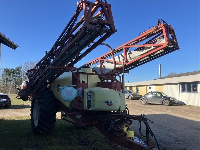 Hardi COMMANDER 4200 TWIN 28 m - מרסס נגרר: תמונה 1 Hardi COMMANDER 4200 TWIN 28 m - מרסס נגרר: תמונה 1