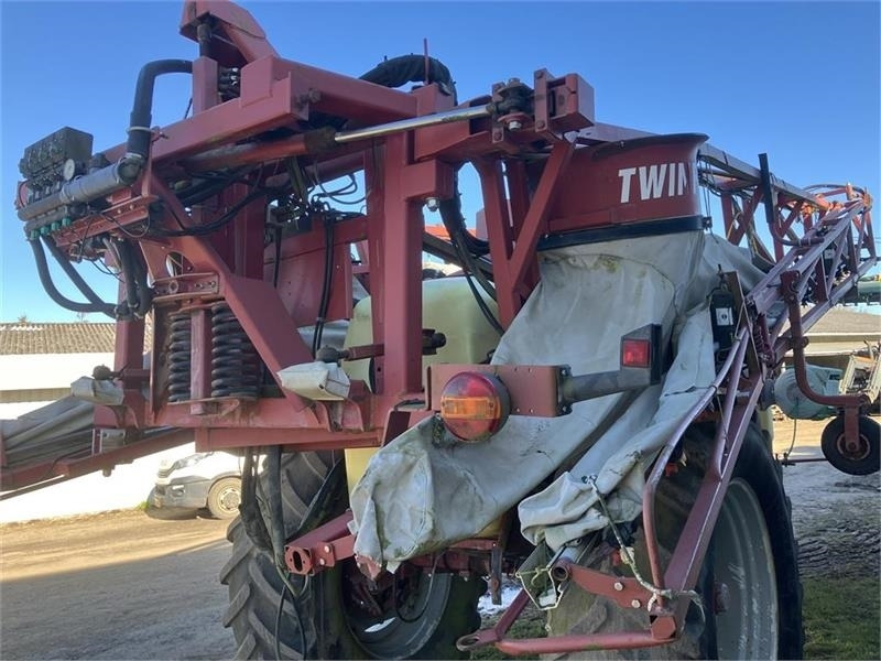 Hardi COMMANDER 4200 TWIN 28 m - מרסס נגרר: תמונה 3 Hardi COMMANDER 4200 TWIN 28 m - מרסס נגרר: תמונה 3