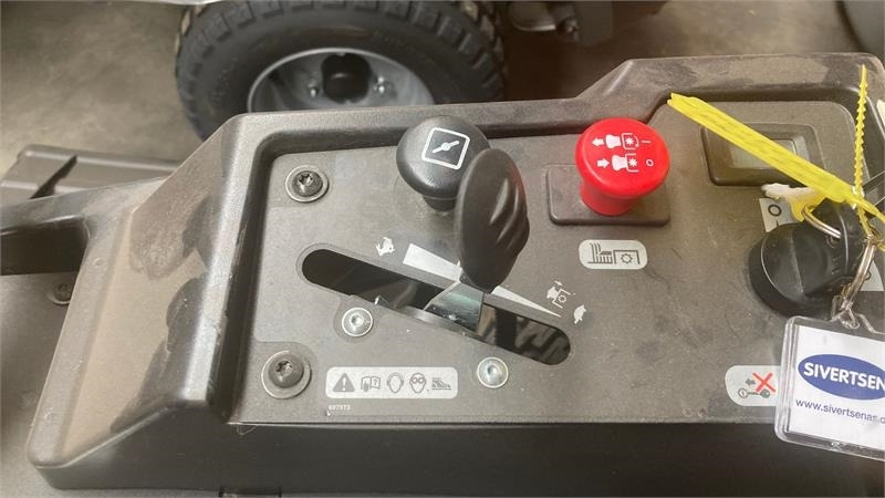 Hustler Raptor X 42 - מכסחת גינה: תמונה 4 Hustler Raptor X 42 - מכסחת גינה: תמונה 4