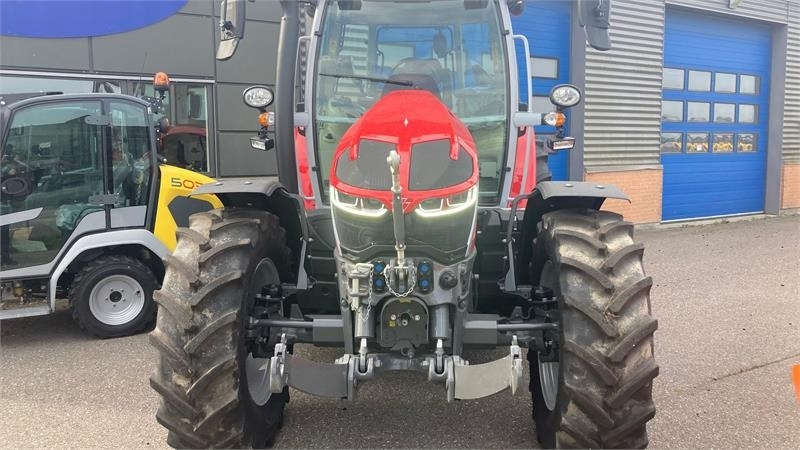 Massey Ferguson 5S.145 Exclusive Dyna-6 Exclusive - טרקטור חקלאי: תמונה 2 Massey Ferguson 5S.145 Exclusive Dyna-6 Exclusive - טרקטור חקלאי: תמונה 2