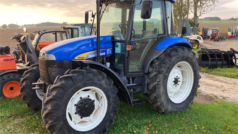 New Holland TD90D - טרקטור חקלאי: תמונה 1 New Holland TD90D - טרקטור חקלאי: תמונה 1