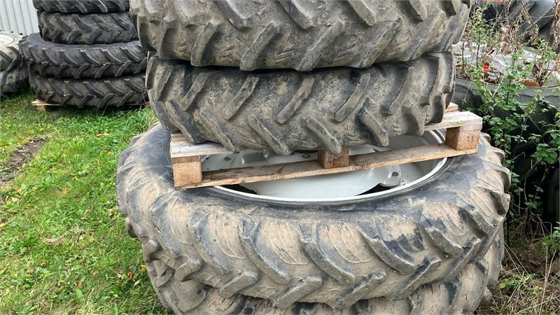 Taurus 270/95R32 - 300/95R46 - צמיג עבור מכונה חקלאית: תמונה 1 Taurus 270/95R32 - 300/95R46 - צמיג עבור מכונה חקלאית: תמונה 1