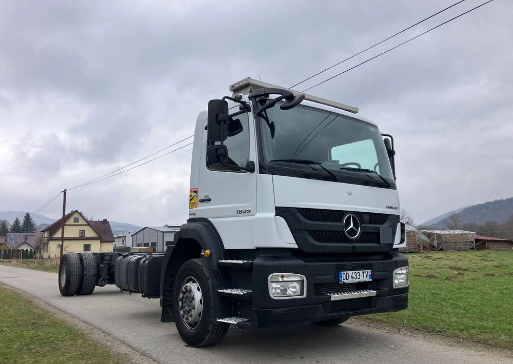 Mercedes-Benz Mercedes Axor 1829  Rama do zabudowy kiper beczka hakowiec laweta - משאית עם שלדת תא: תמונה 1 Mercedes-Benz Mercedes Axor 1829  Rama do zabudowy kiper beczka hakowiec laweta - משאית עם שלדת תא: תמונה 1