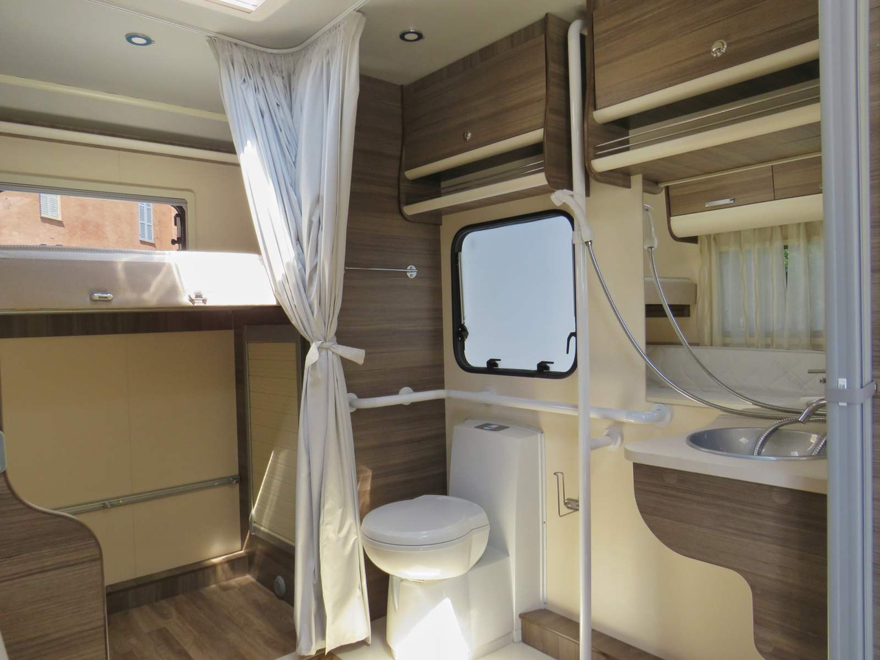 Fiat Ducato RETRACTABLE PLATFORM (300KG CAPACITY) - רכב ממונע Alcove: תמונה 3 Fiat Ducato RETRACTABLE PLATFORM (300KG CAPACITY) - רכב ממונע Alcove: תמונה 3