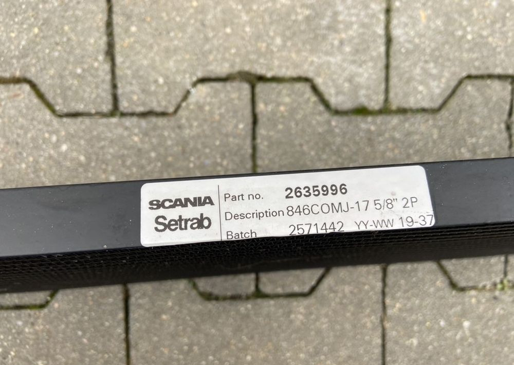 Chłodnica oleju Scania R S V8 2635996 - מקרר שמן עבור משאית: תמונה 3 Chłodnica oleju Scania R S V8 2635996 - מקרר שמן עבור משאית: תמונה 3