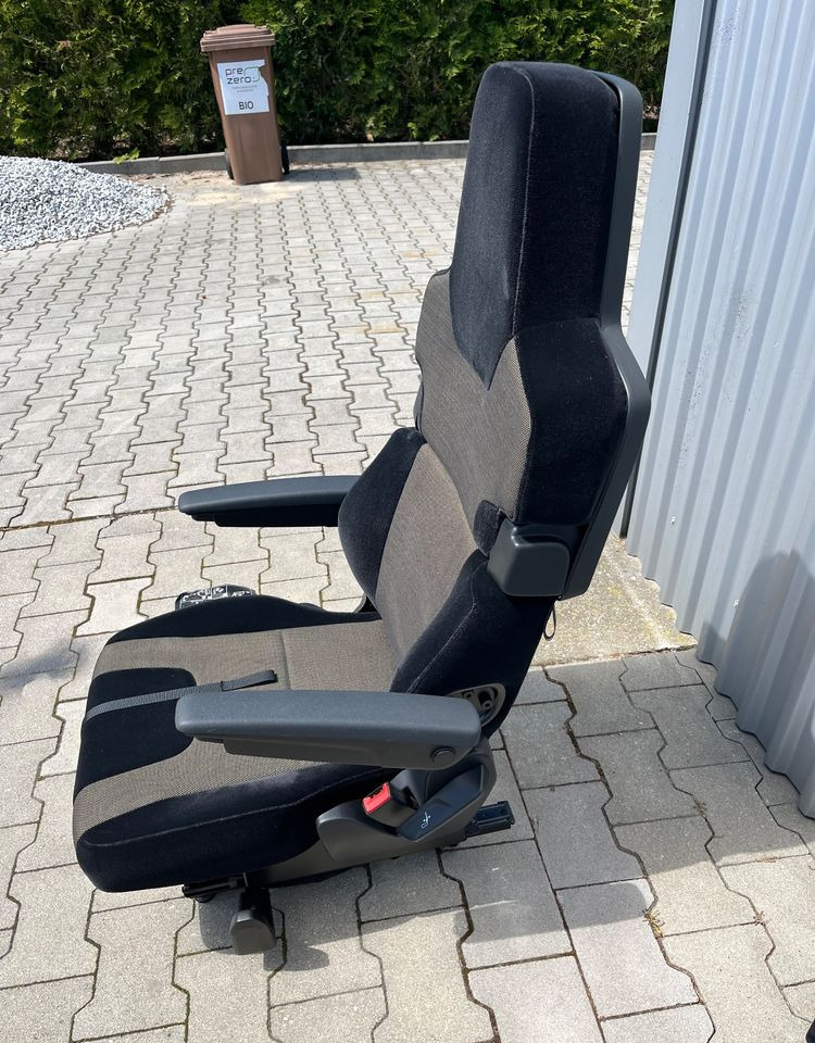 Fotel pasażera MAN TG3 TGX obrotowy nowy model siedzenie prawe - תא ופנים הרכב עבור משאית: תמונה 2 Fotel pasażera MAN TG3 TGX obrotowy nowy model siedzenie prawe - תא ופנים הרכב עבור משאית: תמונה 2