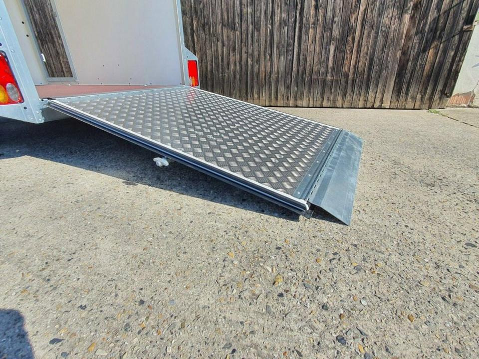 Böckmann PKW-Anhänger Koffer 1,35t Auffahrrampe Ladehöhe 42cm - קרון נגרר למכונית: תמונה 2 Böckmann PKW-Anhänger Koffer 1,35t Auffahrrampe Ladehöhe 42cm - קרון נגרר למכונית: תמונה 2