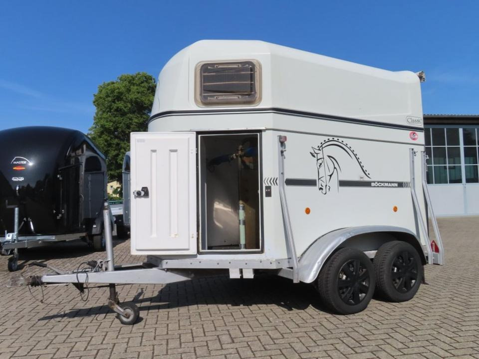 Pferdeanhänger Böckmann Classic Sattelkammer TÜV NEU - קרון נגרר לסוסים: תמונה 1 Pferdeanhänger Böckmann Classic Sattelkammer TÜV NEU - קרון נגרר לסוסים: תמונה 1