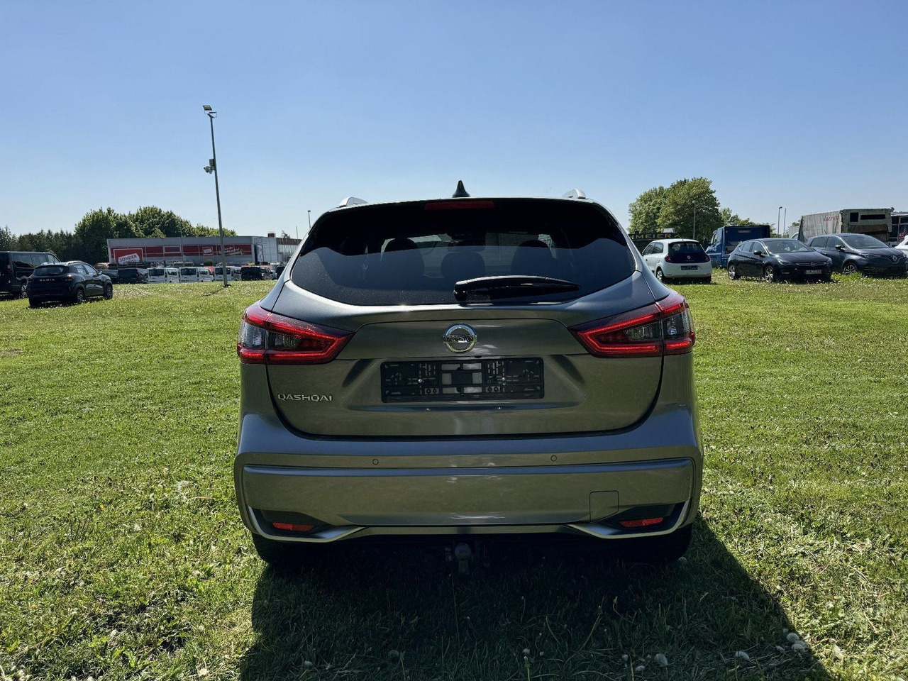 Nissan Qashqai 1.7 dCi N-Connecta 4x4 ALLRAD AUTOMATIK - SUV: תמונה 4 Nissan Qashqai 1.7 dCi N-Connecta 4x4 ALLRAD AUTOMATIK - SUV: תמונה 4