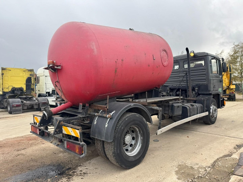 MAN 18.232 (8000 L / 6 CYLINDER WITH MANUAL PUMP / STEEL SUSPENSION) - משאית ואקום: תמונה 5 MAN 18.232 (8000 L / 6 CYLINDER WITH MANUAL PUMP / STEEL SUSPENSION) - משאית ואקום: תמונה 5