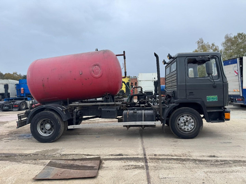 MAN 18.232 (8000 L / 6 CYLINDER WITH MANUAL PUMP / STEEL SUSPENSION) - משאית ואקום: תמונה 4 MAN 18.232 (8000 L / 6 CYLINDER WITH MANUAL PUMP / STEEL SUSPENSION) - משאית ואקום: תמונה 4