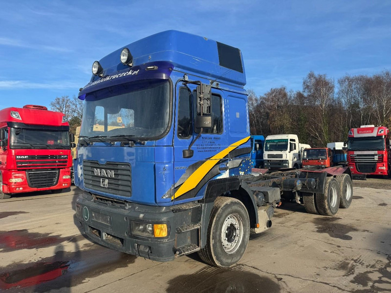 MAN 26.410 (BIG AXLE / 10 TIRES / 6X4 / 6 CYLINDER / MANUAL GEARBOX) - משאית עם שלדת תא: תמונה 1 MAN 26.410 (BIG AXLE / 10 TIRES / 6X4 / 6 CYLINDER / MANUAL GEARBOX) - משאית עם שלדת תא: תמונה 1