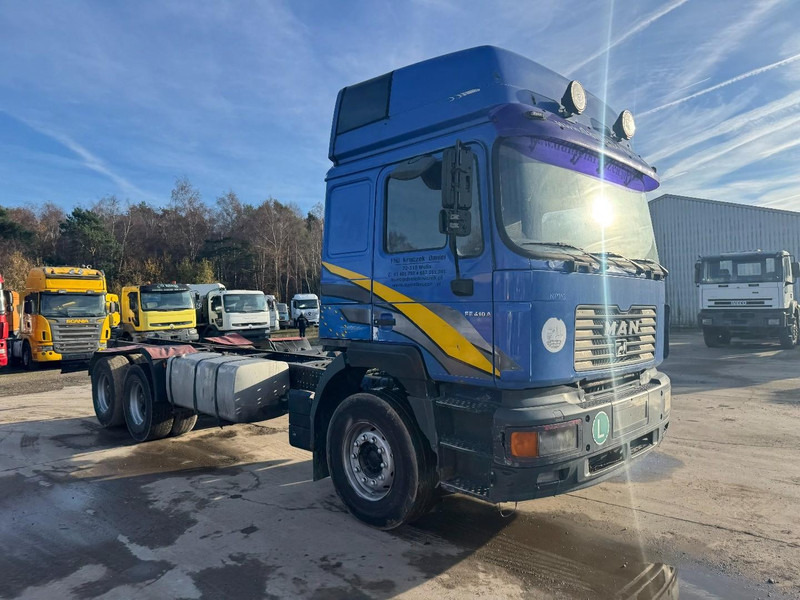 MAN 26.410 (BIG AXLE / 10 TIRES / 6X4 / 6 CYLINDER / MANUAL GEARBOX) - משאית עם שלדת תא: תמונה 3 MAN 26.410 (BIG AXLE / 10 TIRES / 6X4 / 6 CYLINDER / MANUAL GEARBOX) - משאית עם שלדת תא: תמונה 3
