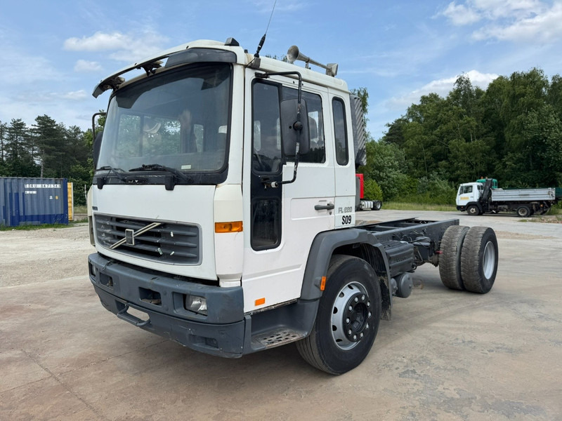 Volvo FL 6 - 220 (FULL STEEL SUSPENSION / MANUAL GEARBOX / PERFECT) - משאית עם שלדת תא: תמונה 1 Volvo FL 6 - 220 (FULL STEEL SUSPENSION / MANUAL GEARBOX / PERFECT) - משאית עם שלדת תא: תמונה 1