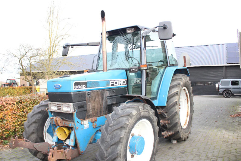 New Holland 6640 met turbo fronthef en front pto - טרקטור חקלאי: תמונה 5 New Holland 6640 met turbo fronthef en front pto - טרקטור חקלאי: תמונה 5