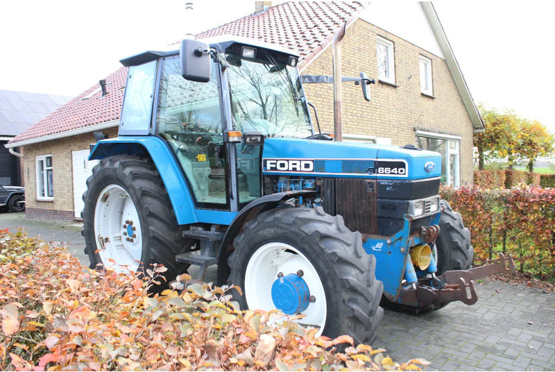 New Holland 6640 met turbo fronthef en front pto - טרקטור חקלאי: תמונה 1 New Holland 6640 met turbo fronthef en front pto - טרקטור חקלאי: תמונה 1