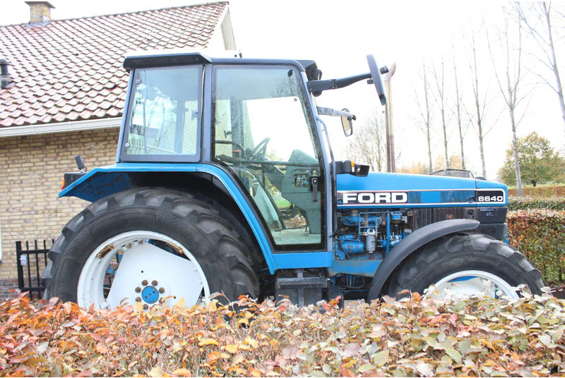 New Holland 6640 met turbo fronthef en front pto - טרקטור חקלאי: תמונה 2 New Holland 6640 met turbo fronthef en front pto - טרקטור חקלאי: תמונה 2