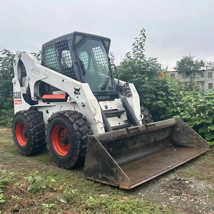Second Hand BOBCAT S300 Skid-steer Loader with Very Good Performance Is for Sale at a Low Price - מעמיס היגוי החלקה: תמונה 1 Second Hand BOBCAT S300 Skid-steer Loader with Very Good Performance Is for Sale at a Low Price - מעמיס היגוי החלקה: תמונה 1