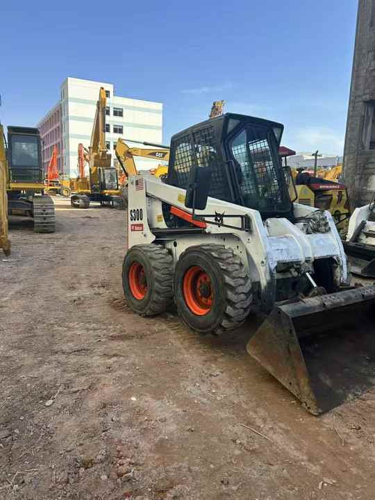 Second Hand BOBCAT S300 Skid-steer Loader with Very Good Performance Is for Sale at a Low Price - מעמיס היגוי החלקה: תמונה 3 Second Hand BOBCAT S300 Skid-steer Loader with Very Good Performance Is for Sale at a Low Price - מעמיס היגוי החלקה: תמונה 3