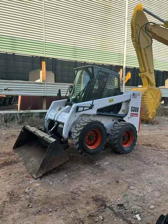 מעמיס היגוי החלקה Second Hand   BOBCAT S300 Skid-steer Loader with Very Good Performance Is for Sale at a Low Price: תמונה 6