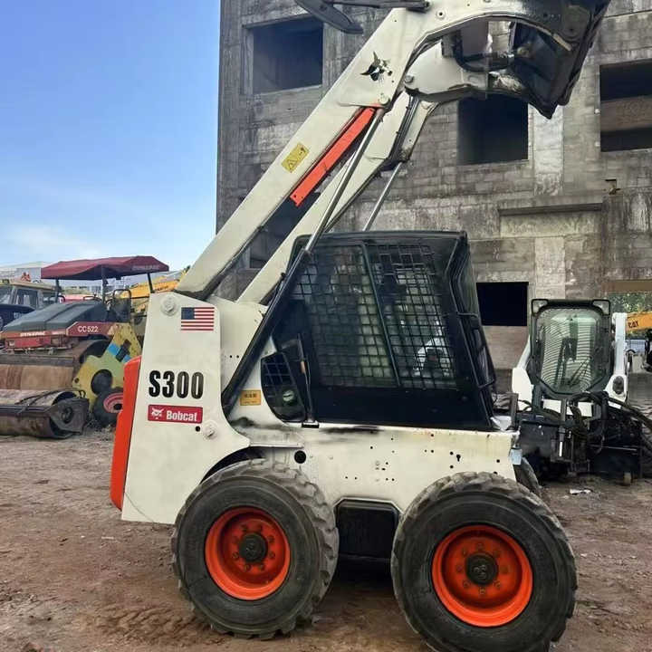 Second Hand BOBCAT S300 Skid-steer Loader with Very Good Performance Is for Sale at a Low Price - מעמיס היגוי החלקה: תמונה 1 Second Hand BOBCAT S300 Skid-steer Loader with Very Good Performance Is for Sale at a Low Price - מעמיס היגוי החלקה: תמונה 1