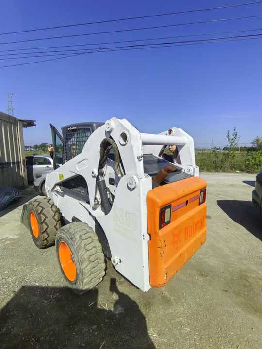 Second Hand Bobcat S300 Skid Steer Loader High Quality Cheap 95% New Used Mini Bobcati Bobcate S300 - מעמיס היגוי החלקה: תמונה 4 Second Hand Bobcat S300 Skid Steer Loader High Quality Cheap 95% New Used Mini Bobcati Bobcate S300 - מעמיס היגוי החלקה: תמונה 4