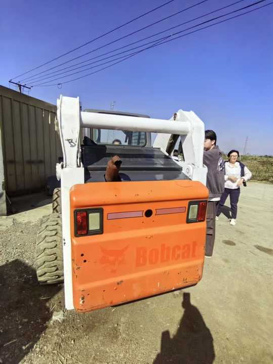 Second Hand Bobcat S300 Skid Steer Loader High Quality Cheap 95% New Used Mini Bobcati Bobcate S300 - מעמיס היגוי החלקה: תמונה 5 Second Hand Bobcat S300 Skid Steer Loader High Quality Cheap 95% New Used Mini Bobcati Bobcate S300 - מעמיס היגוי החלקה: תמונה 5