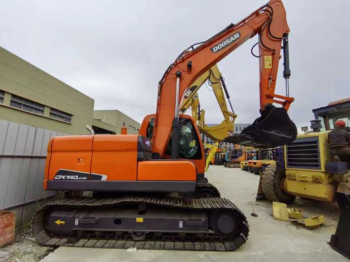Used Digger DOOSAN DX140 Construction Machinery Construction Digger Used DOOSAN DX140 Cheap Excavator - מחפר סורק: תמונה 2 Used Digger DOOSAN DX140 Construction Machinery Construction Digger Used DOOSAN DX140 Cheap Excavator - מחפר סורק: תמונה 2