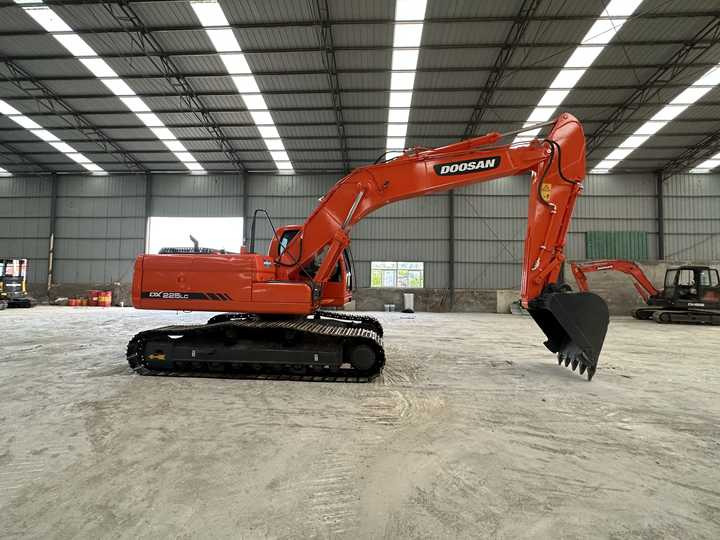 Used Digger Doosan DX225LC-9T Construction Machinery Construction Digger Used Doosan DX225LC-9T Cheap Excavator - מחפר סורק: תמונה 4 Used Digger Doosan DX225LC-9T Construction Machinery Construction Digger Used Doosan DX225LC-9T Cheap Excavator - מחפר סורק: תמונה 4