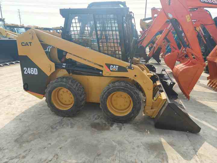 Used Front Loader Tractor CAT 246D Skid Steer Loader / Used Cat 226B 246C 246d Mini Skid Steer Loader in Stock - מעמיס היגוי החלקה: תמונה 2 Used Front Loader Tractor CAT 246D Skid Steer Loader / Used Cat 226B 246C 246d Mini Skid Steer Loader in Stock - מעמיס היגוי החלקה: תמונה 2