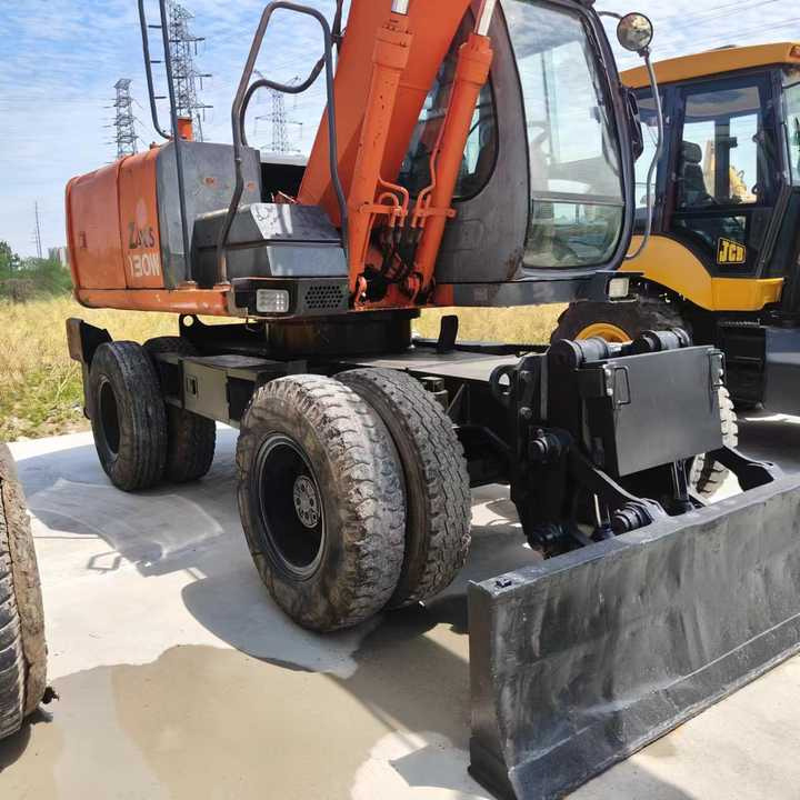 Used Japan Original Brand Hitachi Zx 130w Wheel Excavator Hitachi Zx120 130 200 Excavator for Sale - מחפר: תמונה 1 Used Japan Original Brand Hitachi Zx 130w Wheel Excavator Hitachi Zx120 130 200 Excavator for Sale - מחפר: תמונה 1