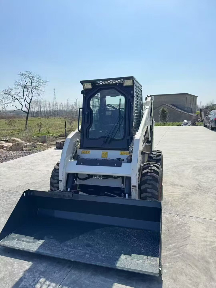 BOBCAT S180 - מעמיס היגוי החלקה: תמונה 5 BOBCAT S180 - מעמיס היגוי החלקה: תמונה 5