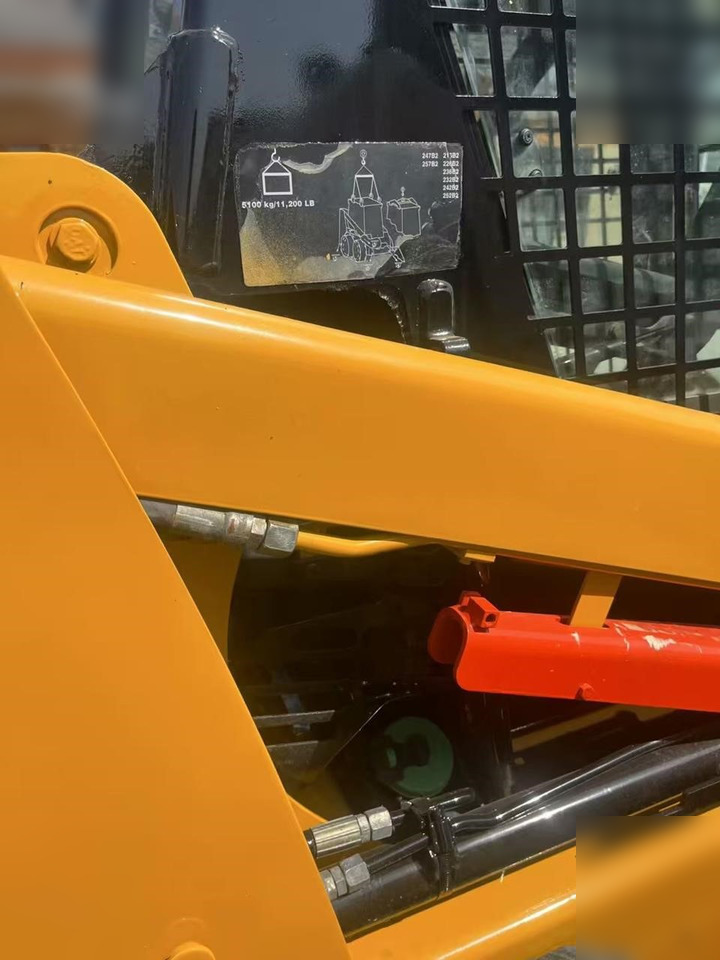 CATERPILLAR 226B3 - מעמיס היגוי החלקה: תמונה 2 CATERPILLAR 226B3 - מעמיס היגוי החלקה: תמונה 2