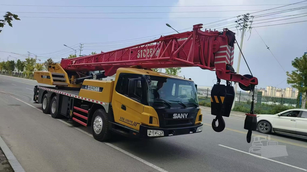 SANY STC250H - עגורן לכל שטח: תמונה 1 SANY STC250H - עגורן לכל שטח: תמונה 1