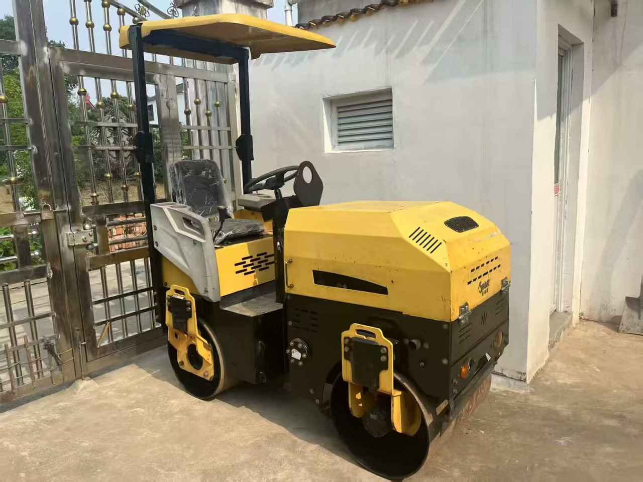 Double-drum vibratory mini roller - רולר: תמונה 1 Double-drum vibratory mini roller - רולר: תמונה 1