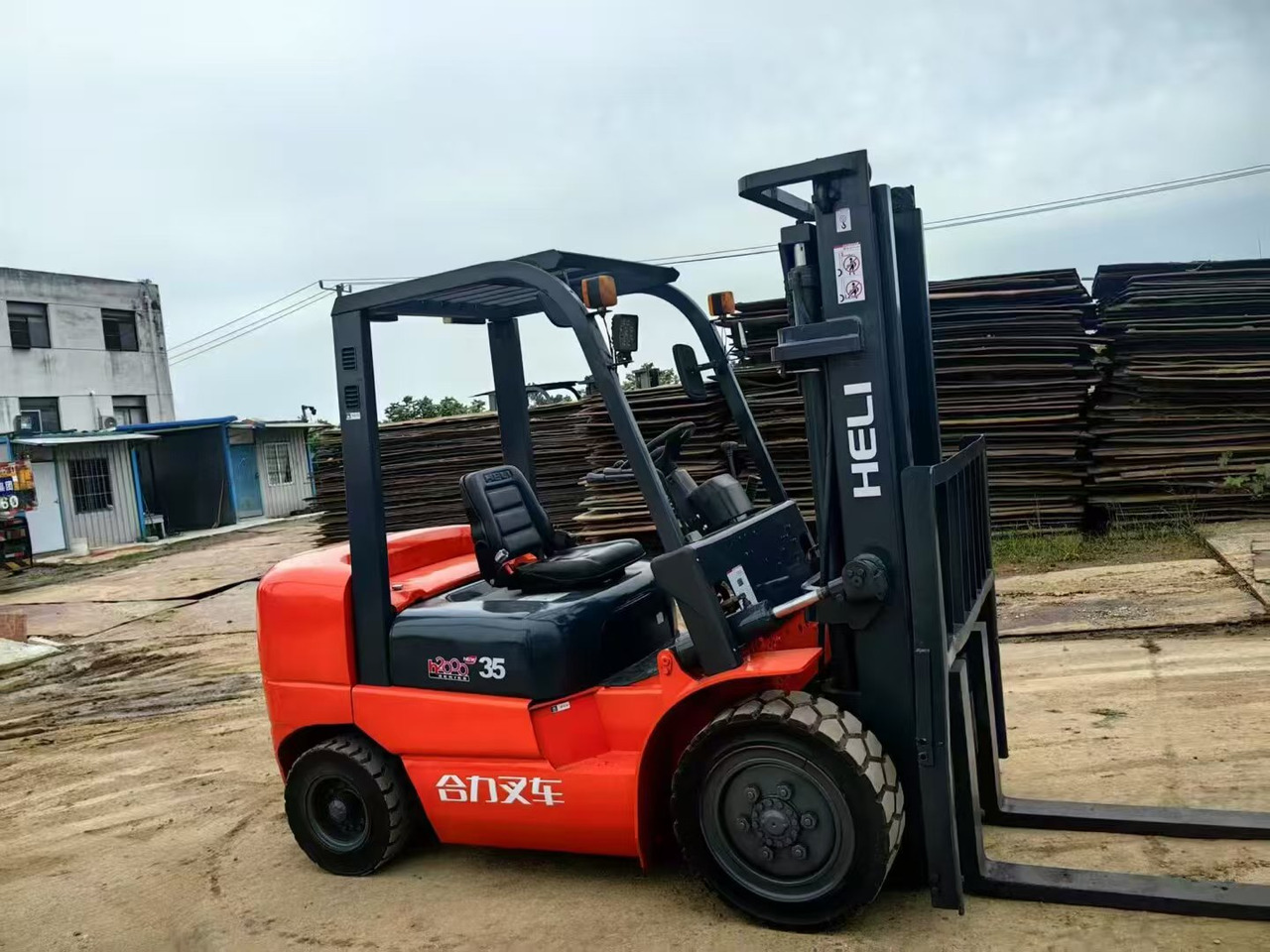 Heli 3.5ton - מעלית תורן אנכית: תמונה 1 Heli 3.5ton - מעלית תורן אנכית: תמונה 1