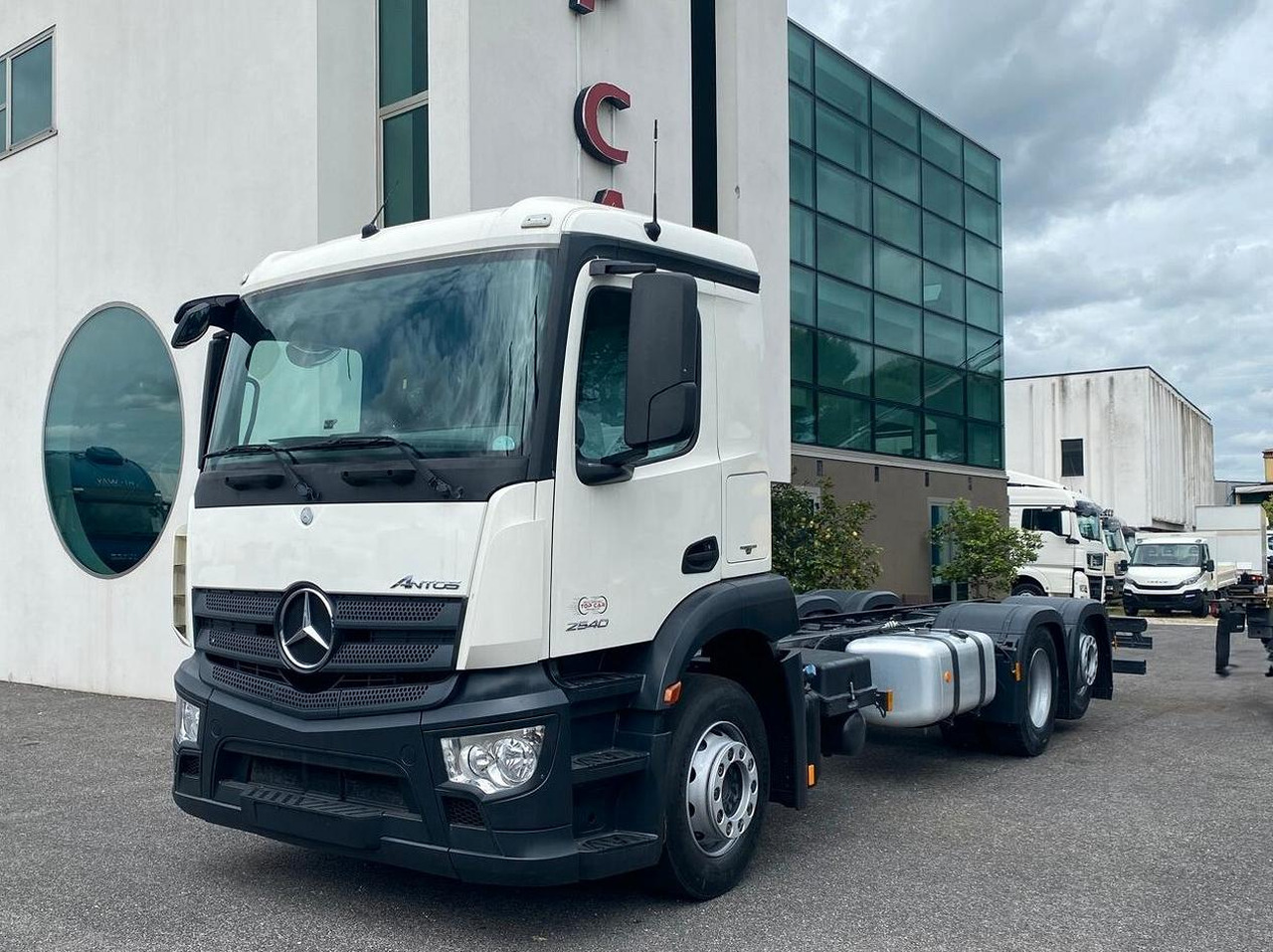 MERCEDES ANTOS 25.40 MOTRICE 3 ASSI TELAIO - משאית עם שלדת תא: תמונה 2 MERCEDES ANTOS 25.40 MOTRICE 3 ASSI TELAIO - משאית עם שלדת תא: תמונה 2