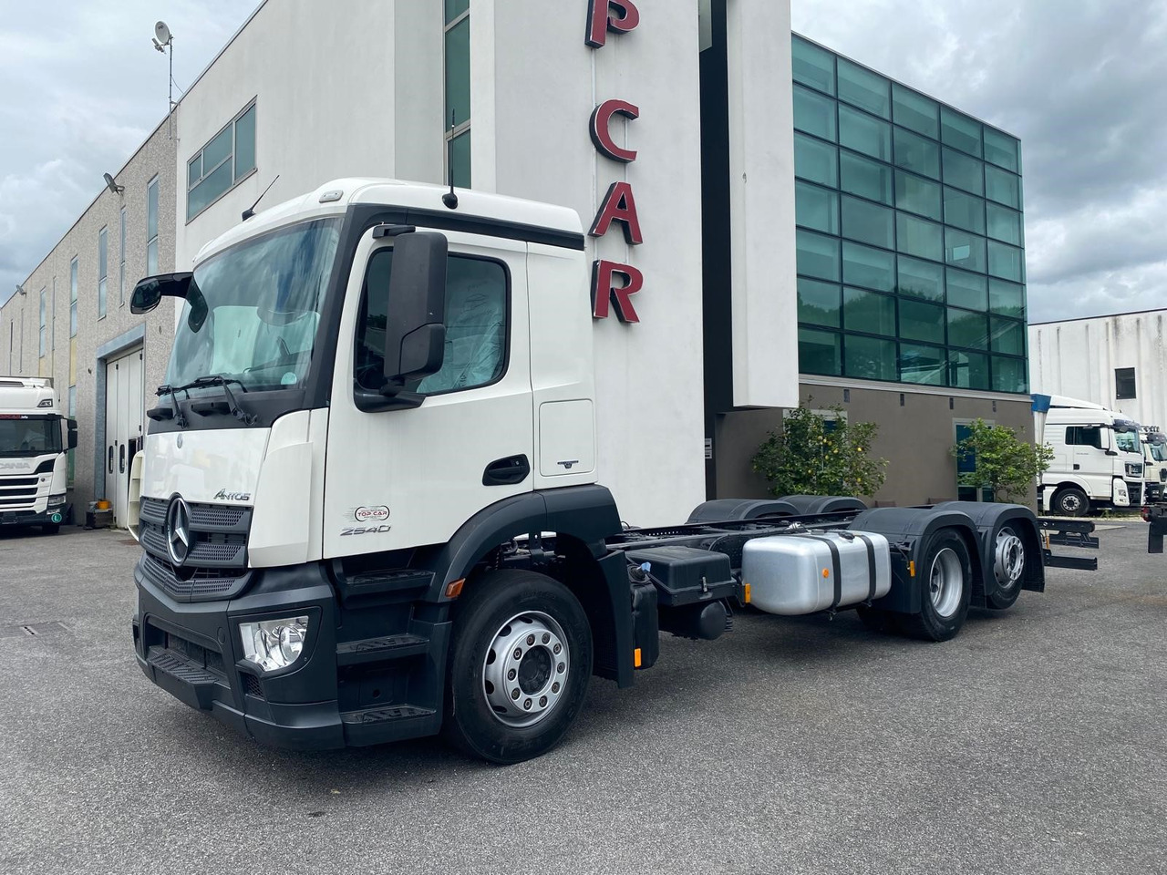 MERCEDES-BENZ ANTOS 25.40 - משאית עם שלדת תא: תמונה 1 MERCEDES-BENZ ANTOS 25.40 - משאית עם שלדת תא: תמונה 1