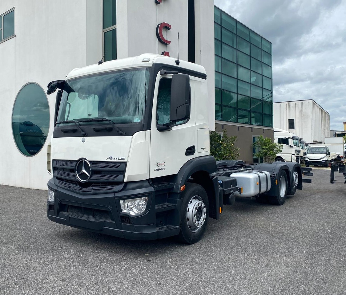 MERCEDES-BENZ ANTOS 25.40 - משאית עם שלדת תא: תמונה 2 MERCEDES-BENZ ANTOS 25.40 - משאית עם שלדת תא: תמונה 2